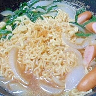 ウィンナーと新玉ねぎと細ネギの味噌ラーメン